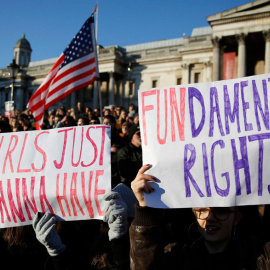 Varias manifestantes en Londres reclaman derechos fundamentales para las mujeres.- REUTERS