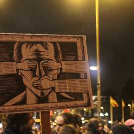 Pancarta en apoyo a los titiriteros encarcelados durante cinco días, en una concentración en el centro de Madrid.