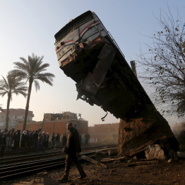 Una multitud observa los restos tras un choque de trenes en Beni Suef, al sur de El Cairo. REUTERS/Mohamed Abd