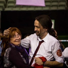 Pablo Iglesias dedica un gesto de cariño a su madre ante la mirada de Juan Carlos Monedero. | JAIRO VARGAS