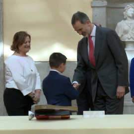 El Rey Felipe acude a un acto con niños marcado por el coronavirus