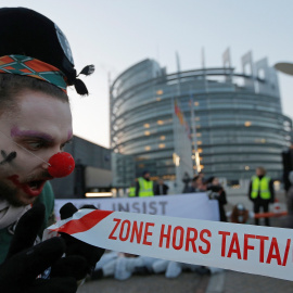 Un manifestante en contra del CETA disfrazado de payaso en Estrasburgo, Francia. / REUTERS