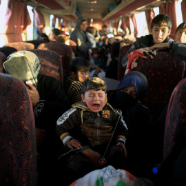 Un niño, que huye de una aldea controlada por los combatientes del Estado Islámico, llora dentro de un autobús antes de dirigirse al campamento de Hammam Ali, al sur de Mosul, Irak. REUTERS/Zohra Bensemra