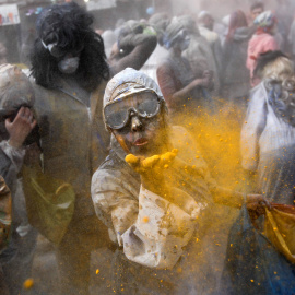 Miles de griegos celebran en la ciudada portuaria de Galaxidi la 'Guerra de la harina de colores'. Este 'lunes de ceniza' pone fin al Carnaval y da paso a la Cuaresma. REUTERS/Alkis Konstantinidis