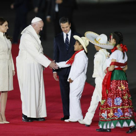 Un grupo de niños mexicanos saludan al papa Francisco a su llegada a México. EFE/José Méndez
