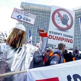 Trabajadores del acero europeos participan en una manifestación en el centro de Bruselas. REUTERS