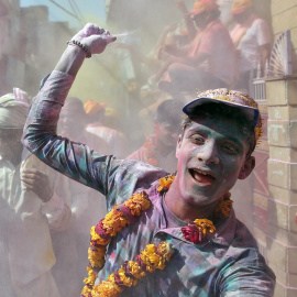 Miles de indios celebran cada año el Festival de los colores, apodado Holi, para dar la bienvenida a la primavera. Estado de Uttar Pradesh, India. REUTERS/Rupak De Chowdhuri
