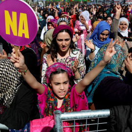 Varias mujeres marchan con motivo del Día Internacional de la Mujer en Diyarbakir, Turquía. REUTERS/Sertac Kayar
