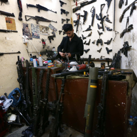 Hakim, un kurdo iraquí, trabaja en su taller en el principal mercado de Erbil, la capital de la región autónoma kurda del norte de Irak, donde repara armas para los combatientes peshmerga kurdos que luchan contra el Estado Islámico (EI).AFP