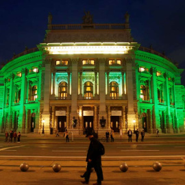 En Viena también se acordaron de San Patricio: el teatro imperial se iluminó de verde.  | REUTERS (Heinz-Peter Bader)