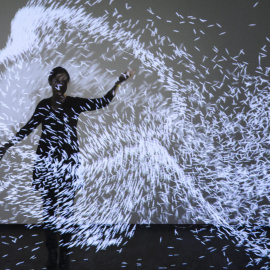 La artista francesa Claire Bardainne interactúa con su instalación de luz llamada 'XYZT, Les paysages abstraits' durante la presentación a los medios de su exposición 'Danse avec les etoiles' en Yverdon, Suiza. EFE/Jean-Christophe Bott