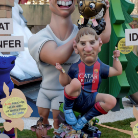 La figura de Ronaldo y Messi inmortalizada durante las fallas valencianas. REUTERS/Heino Kalis