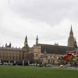 Un helicóptero de los servicios sanitarios aterriza en las inmediaciones del Parlamento de Londres / REUTERS