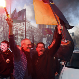 Taxistas madrileños se manifiestan en el centro de la capital de España por la competencia desleal de la empresa privada Uber. REUTERS/Sergio Perez