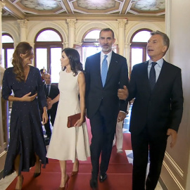 Los Reyes inician su viaje de Estado a Argentina