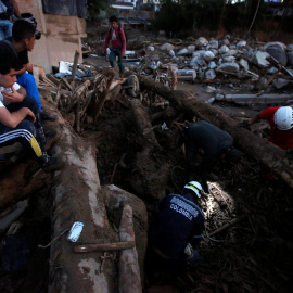 Los equipos de rescate buscan supervivientes entre los escombros de Mocoa. Más de 200 personas han muerto en la avalancha ras el desborde de tres ríos al sur de Colombia.- REUTERS/Jaime Saldarriaga