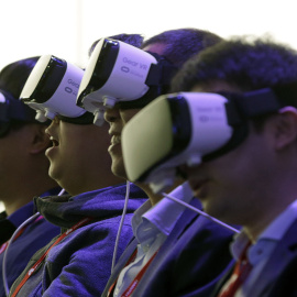 Varios asistentes al Congreso Mundial de Móviles (MWC) que se celebra en el recinto ferial de Gran Vía de L'Hospitalet (Barcelona) prueban el casco de realidad virtual Gear VR de Samsung . EFE