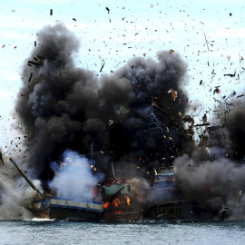 Cuatro de los ocho barcos pesqueros vietnamitas confiscados son destruidos en Mempawah Regency, Kalimantan Occidental, Indonesia.  REUTERS/Jessica Helena Wuysang