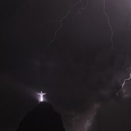 Fotografía de un rayo frente a la imagen del Cristo Redentor durante una tormenta anoche en la ciudad de Río de Janeiro (Brasil). EFE/Marcelo Sayão