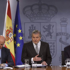 l ministro de Educación, Cultura y Deporte y portavoz del Gobierno, Íñigo Méndez de Vigo (c) y los titulares de Economía, Luis de Guindos (i) y Hacienda, Cristóbal Montoro. | EFE