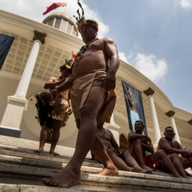 Representantes de los pueblos indígenas durante la Asamblea Nacional, para mostrar apoyo a los diputados representantes del estado Amazonas en la ciudad de Caracas, Venezuela. EFE/MIGUEL GUTIÉRREZ