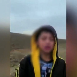 Un niño pide ayuda en la frontera entre México y EEUU tras ser abandonado