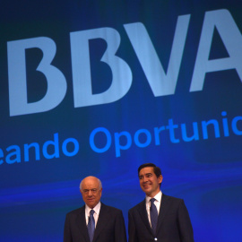 El presidente del BBVA, Francisco González, y el consejero delegado, Carlos Torres, en la junta de accionistas de la entidad. REUTERS
