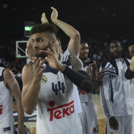 Los jugadores del Real Madrid celebran su victoria contra el Darussafaka Dogus. /EFE