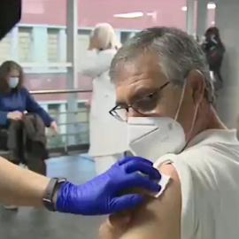 Los cambios sobre la vacunación con AstraZeneca provocan desconfianza entre la población