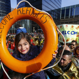 Participantes en la manifestación en favor de los derechos de los refugiados celebrada en Bruselas. REUTERS/Yves Herman