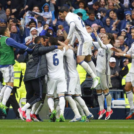 Los jugadores del Real Madrid celebran el gol marcado por su compañero Marcelo, el segundo del conjunto blanco, ante el Valencia durante el partido correspondiente a la trigésimo quinta jornada de LaLiga Santander disputado hoy en el estadi