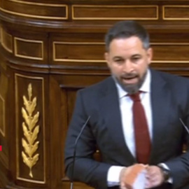 Abascal lleva un adoquín al Congreso y Errejón le responde: "Enseñar adoquines no trae nada bueno"
