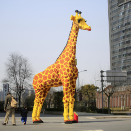 Jirafa de Lego con una altura de 6.16 metros, situada en Shanghai, China. REUTERS/Aly Song