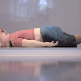 Una escultura creada por el artista finlandés Pekka Jylhä representa al niño sirio ahogado en la costa de Lesbos, Alan Kurdi. Se encuentra en  la galería Contemporánea de Helsinki, Finlandia 3 de marzo de 2016. La exposición abre este viern