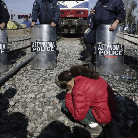 Refugiados sirios participan en una protesta en el campamento griego de Idomeni, situado en la frontera con Macedonia. EFE/Simela Pantzartzi