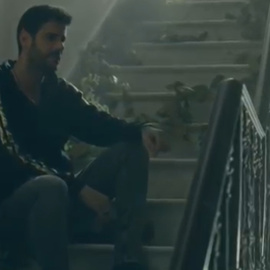 Melendi estrena el colorista videoclip de 'Lo que nos merecemos'