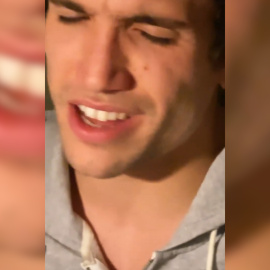 María Pedraza muestra cómo Jaime Lorente rapea