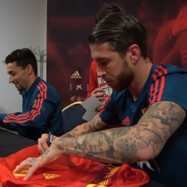 Jugadores de la Selección Española de Fútbol firman autógrafos