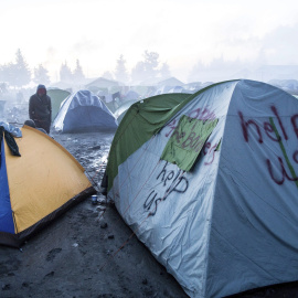 Una tienda de campaña luce el mensaje "ayudadnos" en el campo de refugiados.- EFE