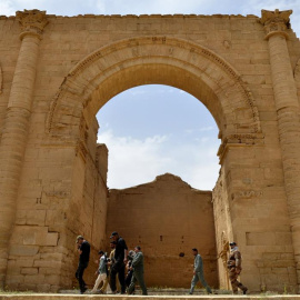 Los terroristas destruyen parte de los monumentos de Hatra, pero no las fortificaciones. EFE/EPA/OMAR ALHAYALI