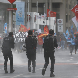 Enfrentamientos entre manifestantes y la policía turca durante el Día Internacional del Trabajador. REUTERS/Umit Bektas