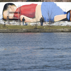 La fotografía de Nilüfer Demir del cuerpo sin vida de Aylan Kurdi sirve como plantilla para el graffiti de los artistas Justus Becker y Oguz Sen en el puerto de Fráncfort, Alemania, el 9 de marzo del 2016. EFE/Arne Dedert