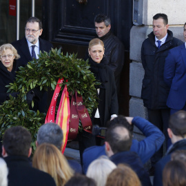 Cristina Cifuentes (d), y la alcaldesa de la capital, quienes han colocado esta mañana una corona de flores en la Puerta del Sol.- EFE