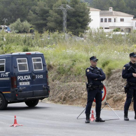 Dos policías durante una operación antiyihadista en Teulada (Comunitat Valenciana). /EFE