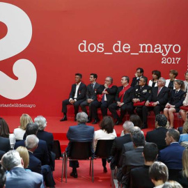 La presidenta regional Cristina Cifuentes (i) durante su intervención en el acto de entrega de las Medallas de la Comunidad de Madrid y Condecoraciones de la Orden del 2 de Mayo. /EFE