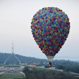 Un globo aerostático vuela cerca del Parlamento de Australia en Canberra, durante el 30 aniversario del festival Canberra's Balloon Spectacular. REUTERS/Lukas Coch