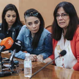 Jimena Rico, la joven retenida en Estambul, junto a su madre y su pareja, Shaza Ismail. EFE/Carlos Díaz