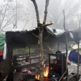 Dieciséis ONG han montado tiendas de campaña, como las que utilizan los refugiados, frente a la sede del Ministerio de Exteriores para mostrar "las precarias condiciones" que padecen estas personas y denunciar el preacuerdo de la UE con Tur