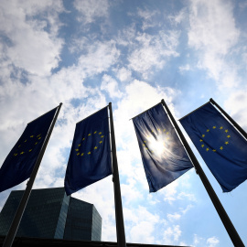 Banderas de la Unión Europea delante de la sede del BCE en Fráncfort. REUTERS/Kai Pfaffenbach