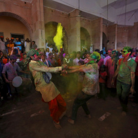 Devotos hindúes participan en el festival religioso de Holi, también conocido como el festival de colores, en la ciudad de Barsana en la región de Uttar Pradesh de la India. REUTERS/Cathal McNaughton